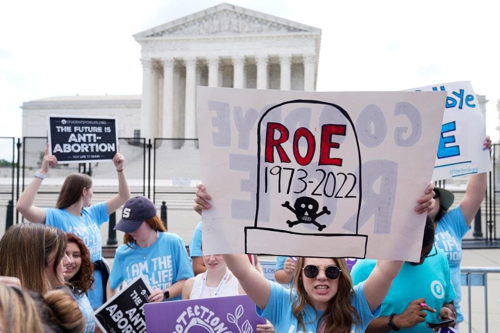 Már nincs a nőknek alkotmányos joga az abortuszhoz az USA-ban, hevesek a reakciók!