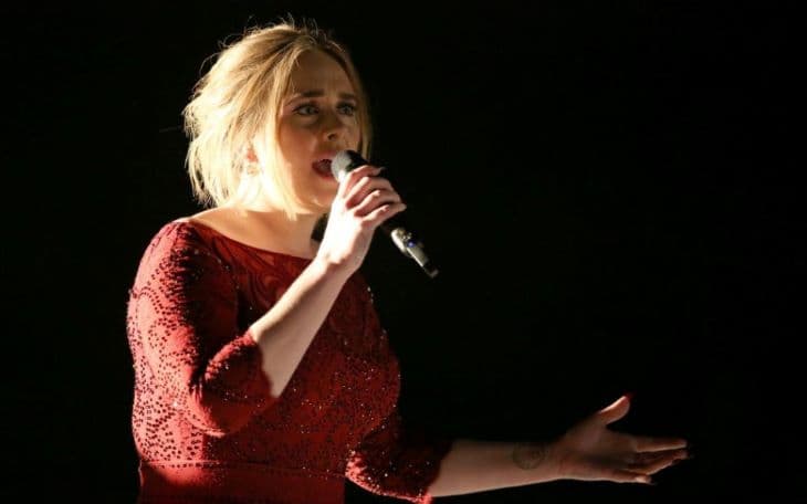 Adele nem tudja a közösségi oldalainak a jelszavát, mert amiatt aggódik, nehogy részegen posztoljon (VIDEÓ)