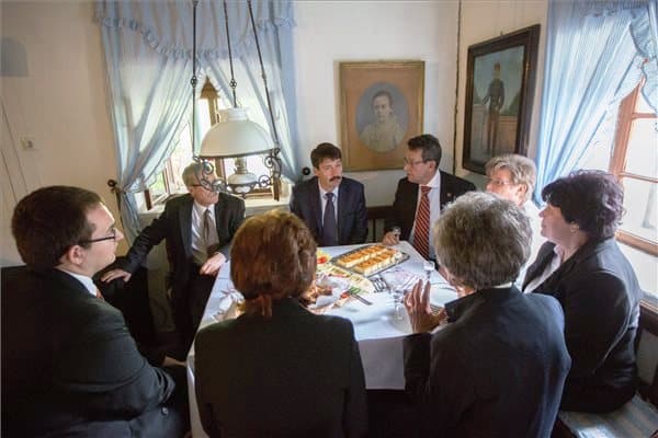 A szlovák kisebbségi önkormányzat tagjaival tárgyalt Áder János Szarvason