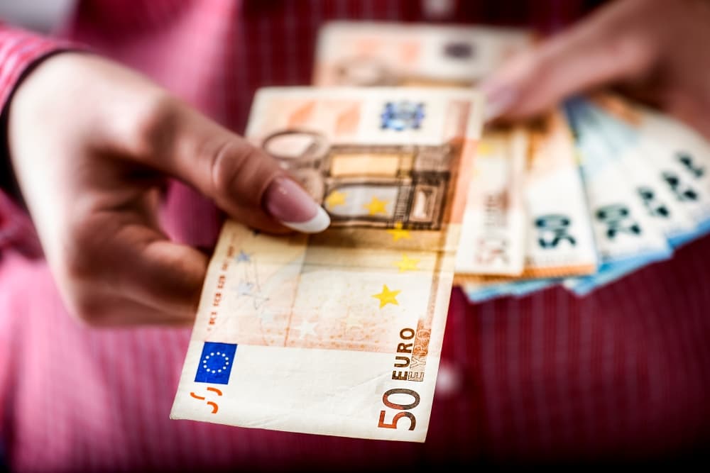 Tízből hárman még mindig szívesebben fizetnek készpénzzel Szlovákiában