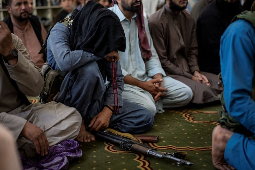 Szélsőséges elrettentés: Egy daruról lógattak le holttestet, állítólag emberrabláson kapták rajta a tálibok