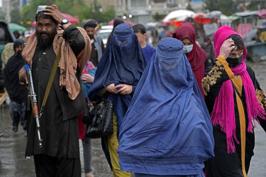 Kitiltották a nőket és családokat az afganisztáni tálibok az éttermek kerthelyiségeiből
