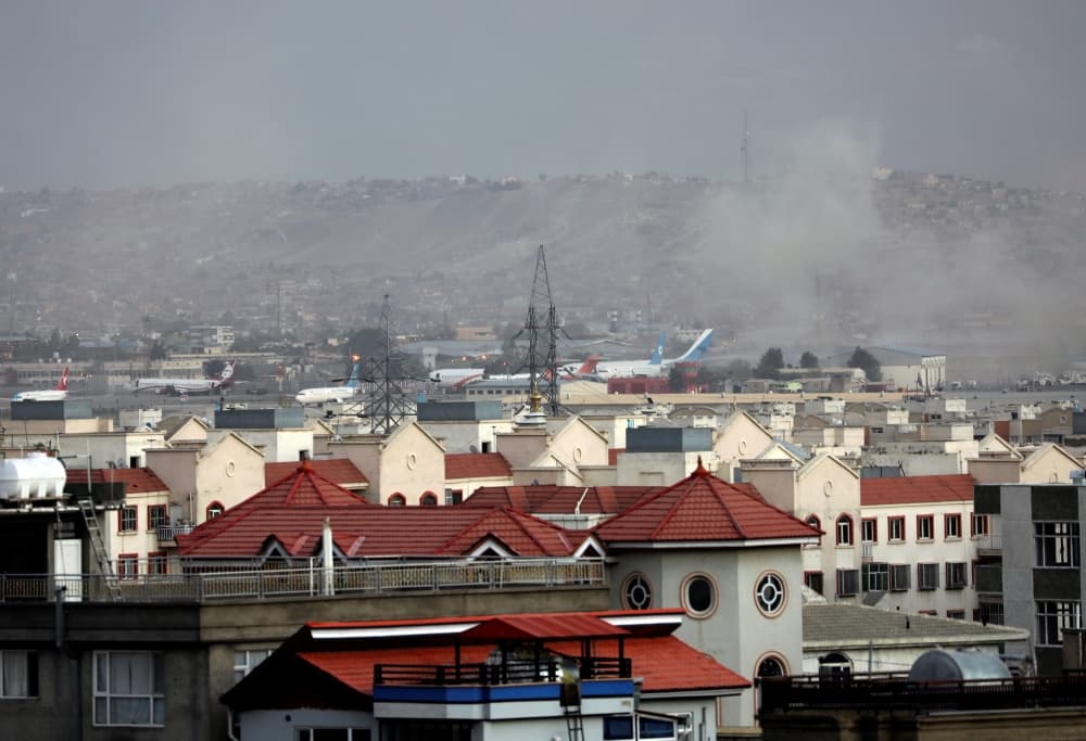 Terroristák robbantottak a kabuli reptérnél, amit a tálibok elítélnek, de szerintük a külföldi megszállók a felelősek
