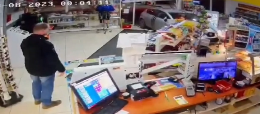 VIDEÓ: Faltörő kosra játszott egy agresszív autós a benzinkúton, egy járókelő mentette meg az alkalmazottakat