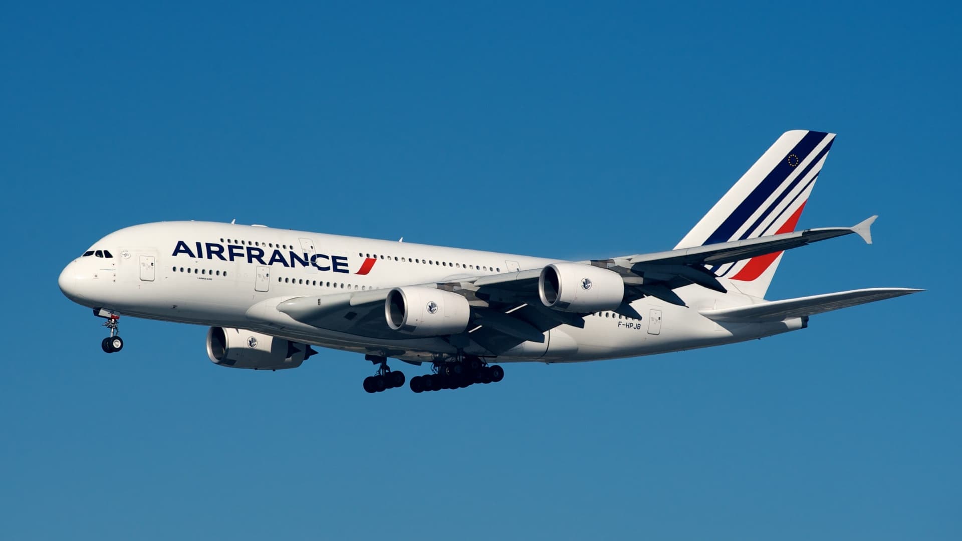 Vezetőikre támadtak az Air France dolgozói a tervezett elbocsátások miatt