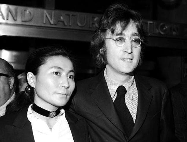 Kiállítás nyílt Liverpoolban John Lennon és Yoko Ono életéről