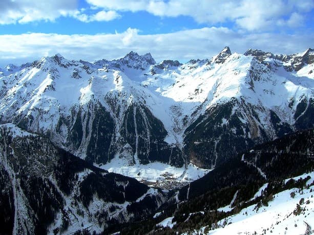 Németországban forgalmi fennakadásokat, az osztrák Alpokban lavinaveszélyt okozott a havazás