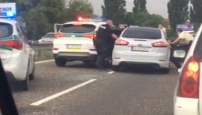 Tüzet nyitottak a menekülő autósra a rendőrök, az ámokfutó nem adta könnyen magát (videó)