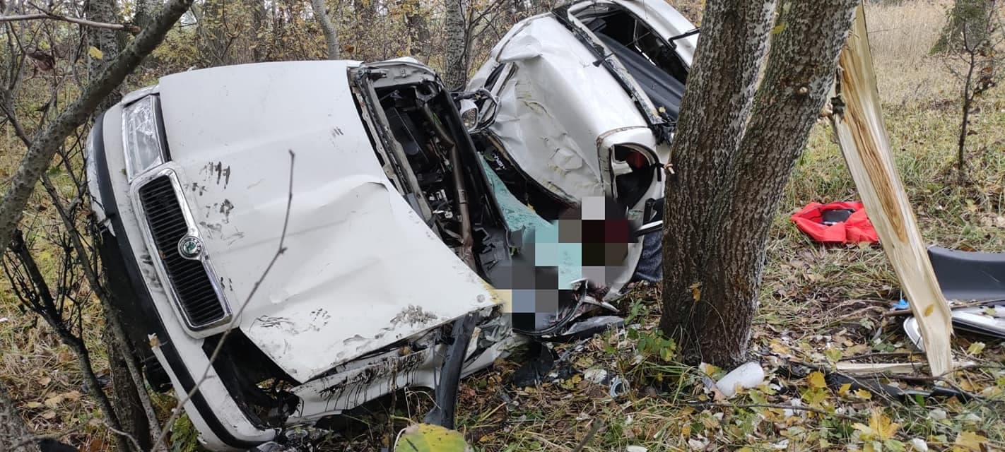 TRAGÉDIA: Borzalmas baleset történt, szinte kettétört egy Octavia – két fiatal életét vesztette!