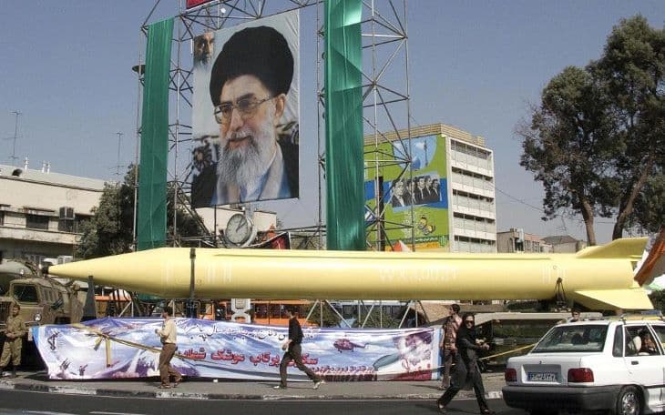 Atomfegyver fejlesztésével fenyegetőzött Teherán