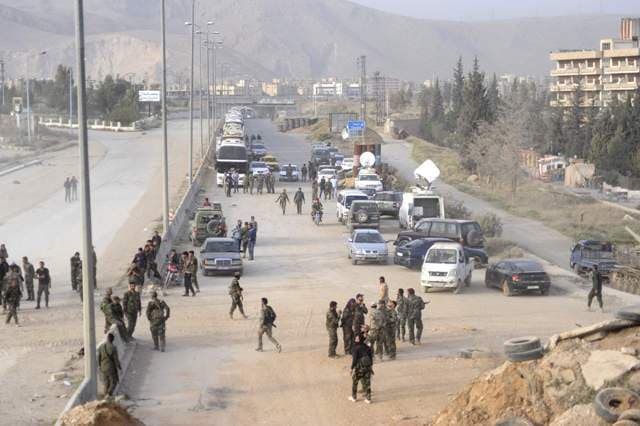 Szíria - Újabb hatalmas konvoj hagyta el Kelet-Gútát