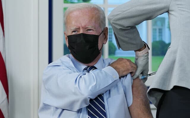 Joe Biden kamerák előtt vette fel a harmadik, emlékeztető oltását