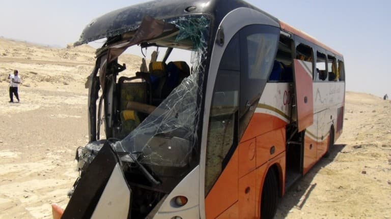 Teherautóval ütközött egy autóbusz - sokan meghaltak