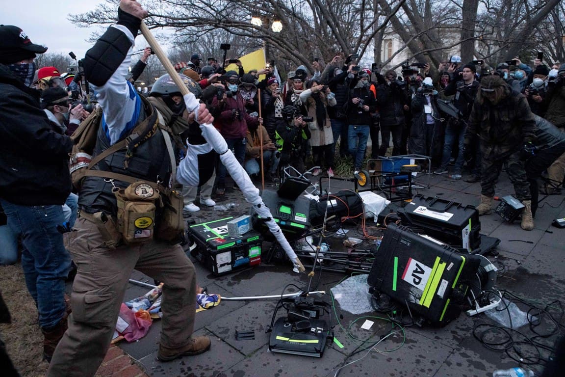 Összetörték az AP hírügynökség felszerelését a Capitoliumnál tüntetők (VIDEÓ)