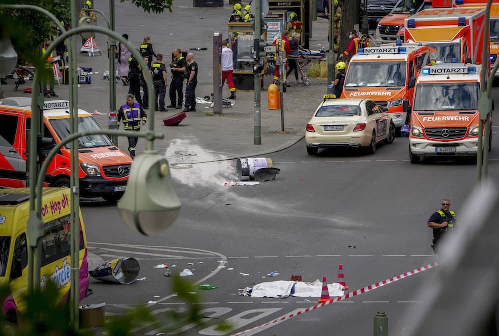 Egy ember meghalt és nyolcan megsebesültek, miután gyalogosok közé hajtott egy jármű Berlinben