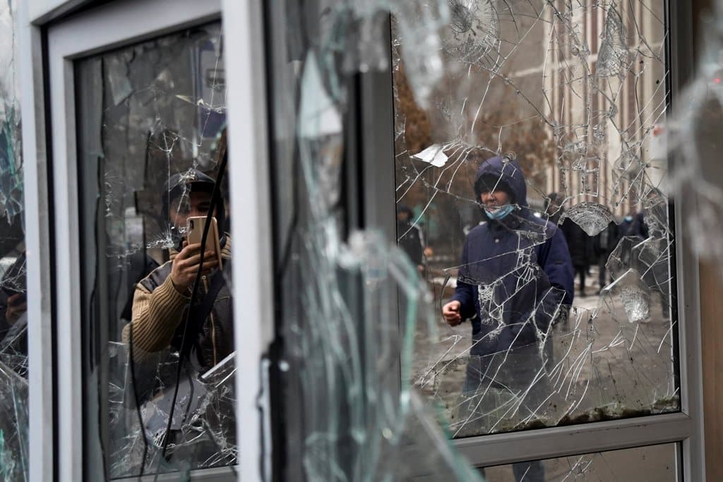 Almatiban tucatnyi rendfenntartó meghalt, és több száz megsebesült az összecsapásokban