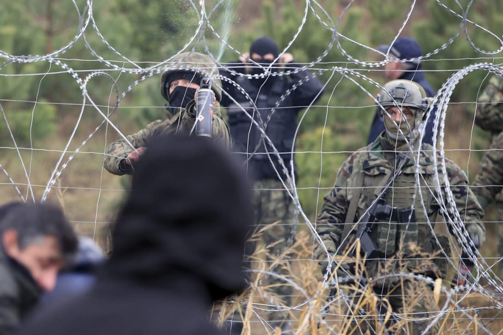 A fehérorosz határőrök segítettek áttörni a határkerítést, még könnygázt is adtak a bevándorlóknak, hogy védekezhessenek a lengyel őrökkel szemben
