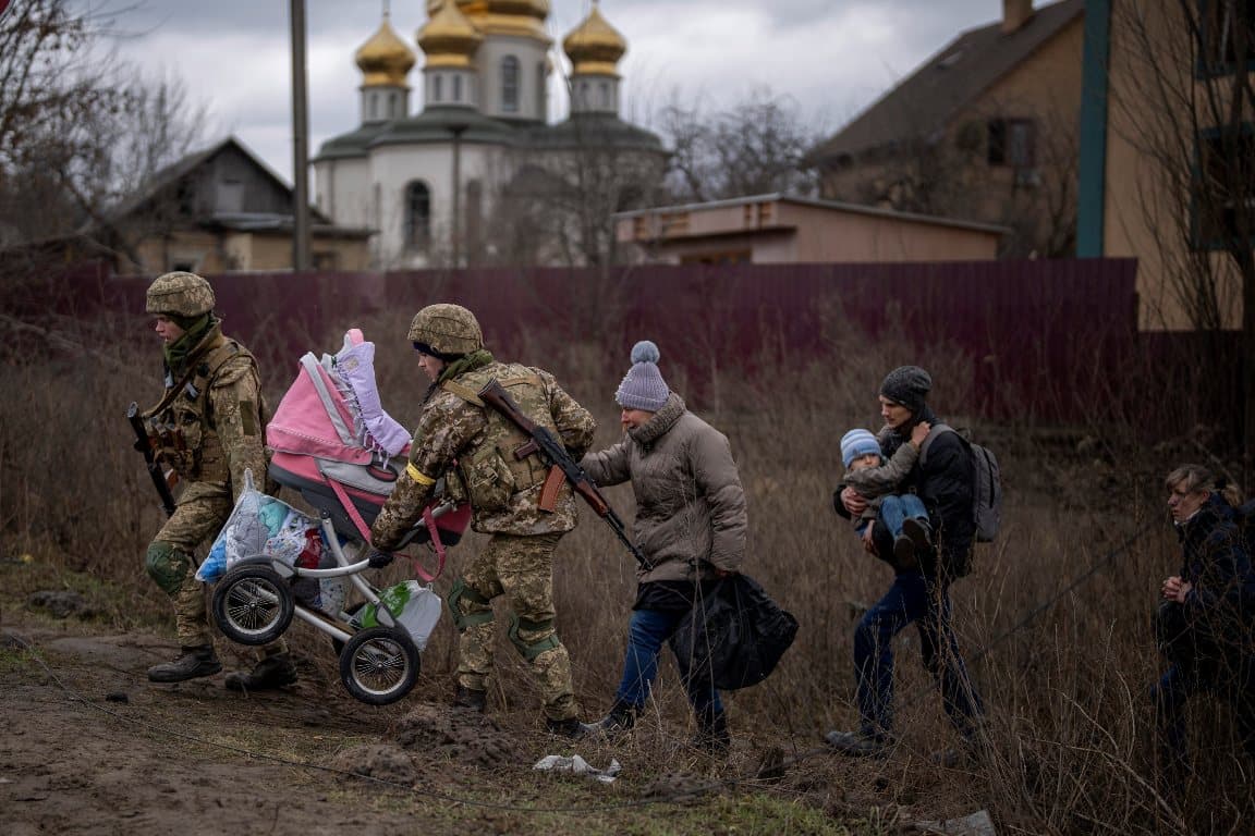 Másodszor is leállították Mariupol evakuálását, háború ellen tüntető oroszok ezreit vették őrizetbe – PERCRŐL PERCRE