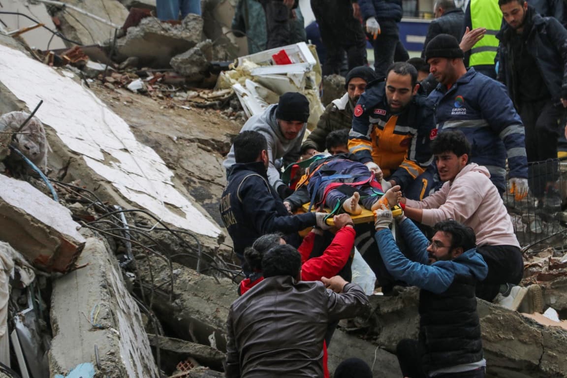 Újabb hatalmas földrengés rázta meg Törökországot és Szíriát, rengeteg a halott, a kórházak zsúfolásig tele vannak sérültekkel (FOTÓK)
