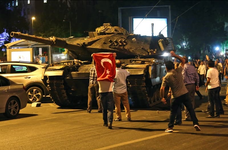 Több tízezren vonultak fel Isztambulban az elvetélt törökországi puccs megemlékezésén