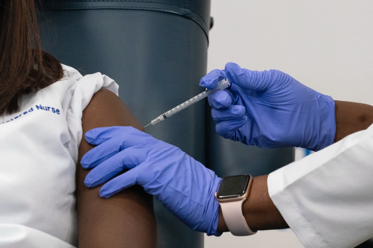 A Pfizer vakcináját beadatóknak egy harmadik adagra is szükségük lehet