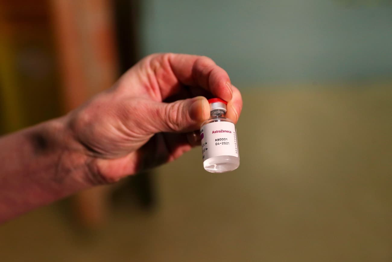 Belgiumban a 65, Máltán az 55 év felettieket nem oltják be az AstraZeneca vakcinájával