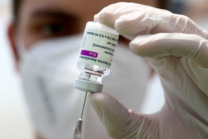 Az Európai Gyógyszerügynökség tisztségviselője szerint összefüggés van az AstraZeneca-vakcina és a vérrögképződéses esetek között