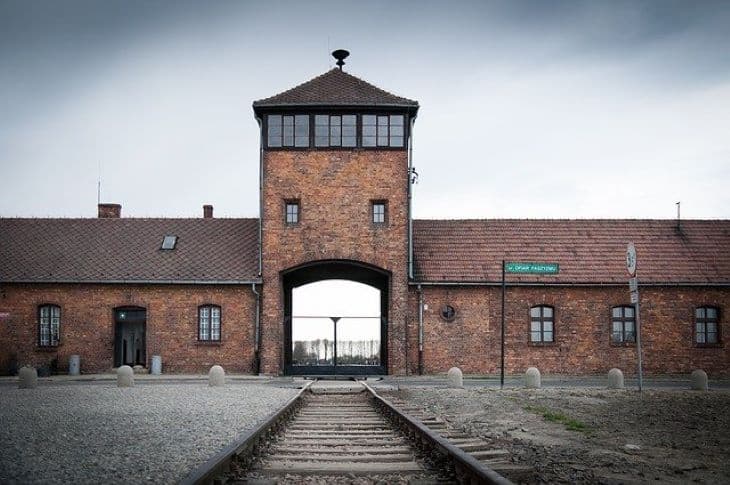Elrejtett tárgyakat találtak Auschwitz egyik blokkjának kéményében (FOTÓ)