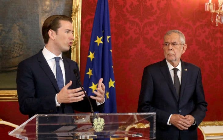 Az osztrák államfő a parlamenti pártokkal tárgyalt a Sebastian Kurz kancellárral szemben kialakult bizalmi válság miatt