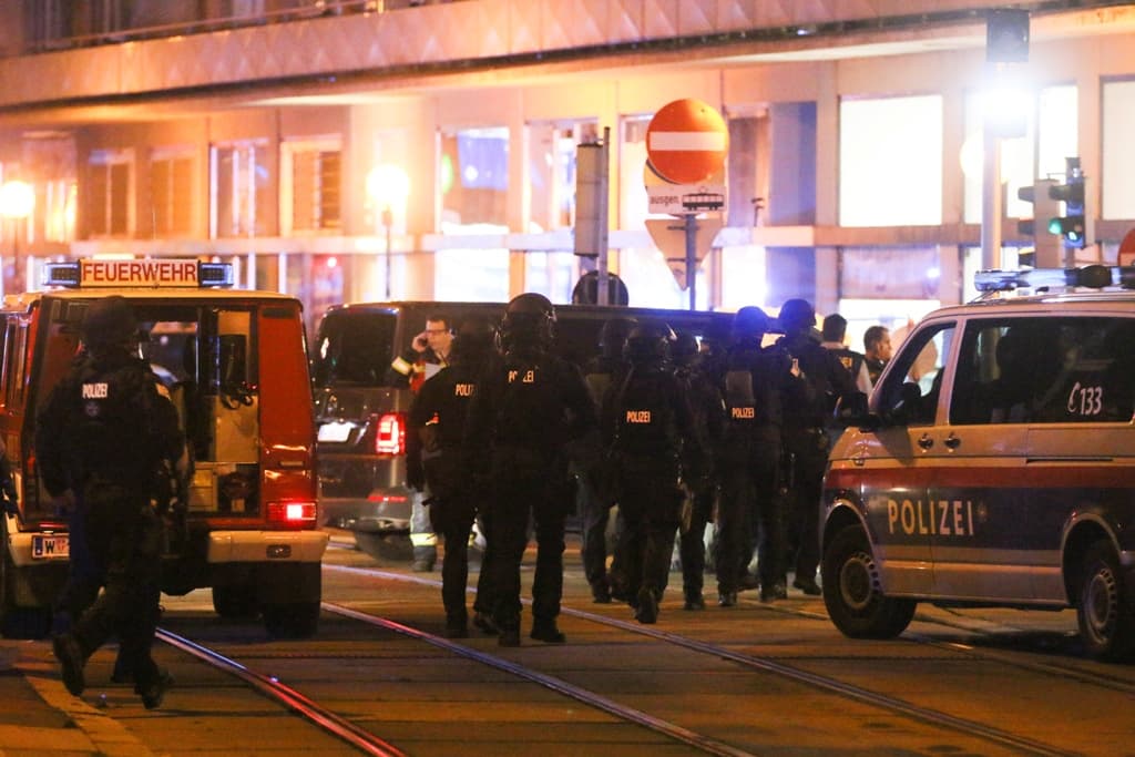 Lövöldözés volt Bécs belvárosában, többen életüket vesztették - terrortámadásnak minősítették!