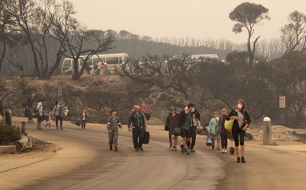 Lángokban az amúgy is a világ legmelegebb helyeitől szenvedő ország, mozgósítják a tartalékosokat
