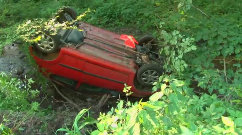 Felborult autóra bukkantak egy patakban - a sofőr azonban sehol sem volt