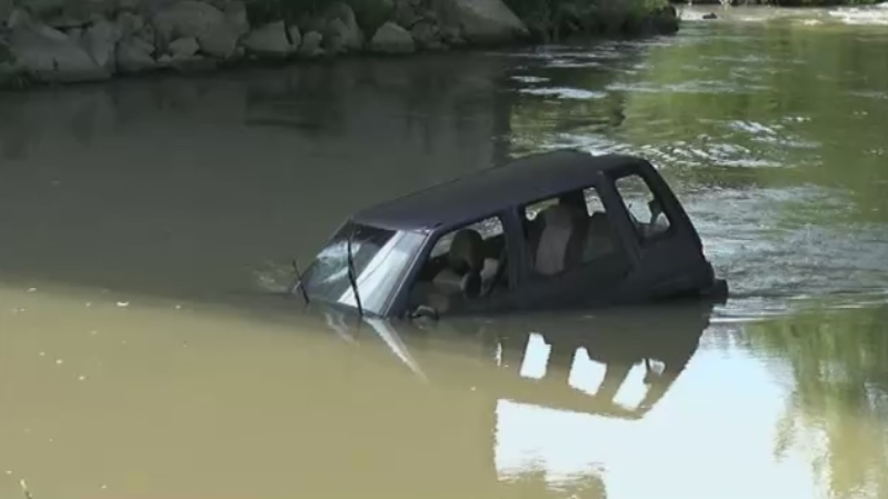 Autóra bukkantak egy folyóban, sofőrje azonban sehol sem volt
