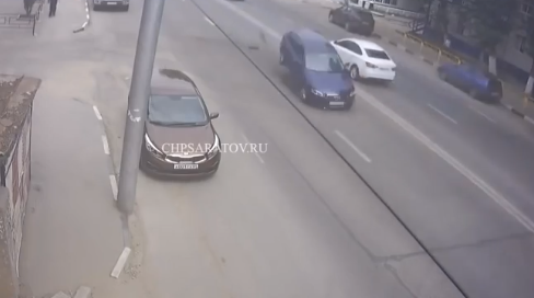 DURVA: Felpattant a csatornafedél, lángcsóvát húzott maga után az autó (videó)