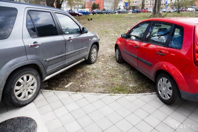 Megkezdik a közterületen parkoló autóroncsok eltávolítását Léván