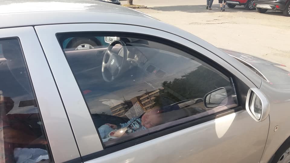 Tűző napon parkoló autóban hagyta a gyerekét egy nő Sopronban