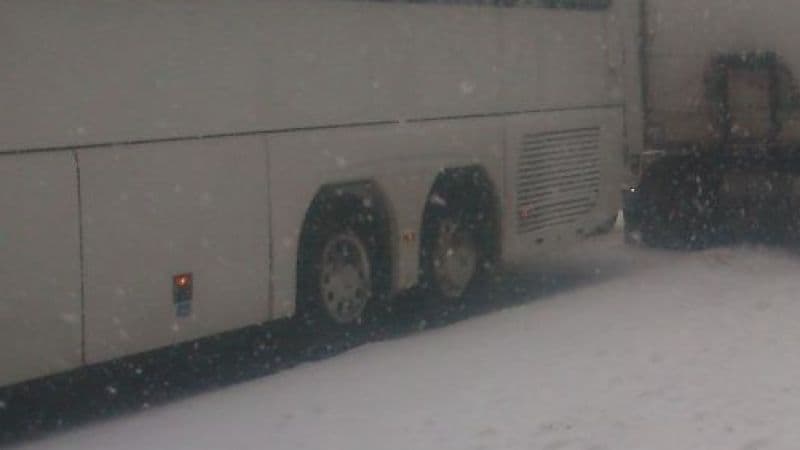 Öt órán keresztül vesztegelt harminc gyerek egy autóbuszban a sűrű havazás miatt