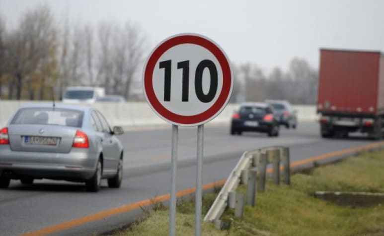 A kormány jóváhagyta a közlekedési törvény módosítását, változik a sebességhatár az autópályákon lakott területen