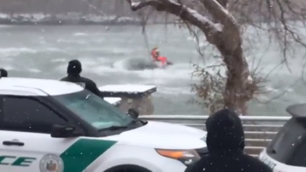 Autó esett a Niagara folyóba az egyik vízesés közelében (VIDEÓ)