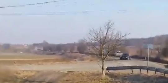 Rendőrök elől menekült a fiatal autós, felborított egy traktort a mezőn (videó)