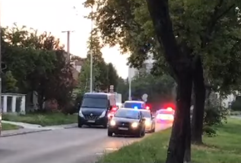 Lövöldözésbe torkollott az autós üldözés, egy rendőr megsérült (videó)