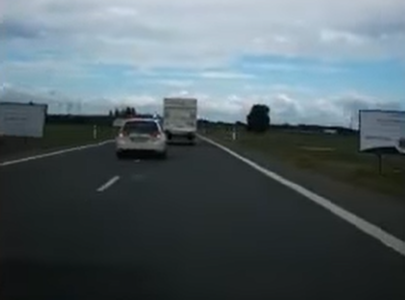 Illegális bevándorlókkal teli furgont üldöztek a rendőrök a magyar-szlovák határon át (VIDEÓ)