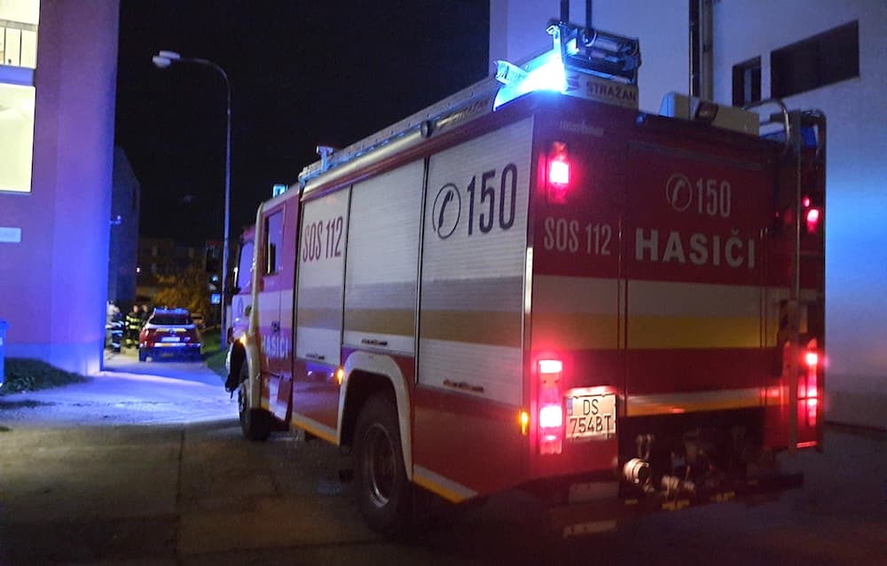 Járőrkocsi égett a dunaszerdahelyi rendőrőrs udvarán