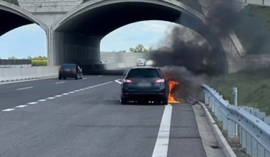 Lángok csaptak fel egy autóból az R7-es Dunaszerdahely felé vezető szakaszán (VIDEÓ)