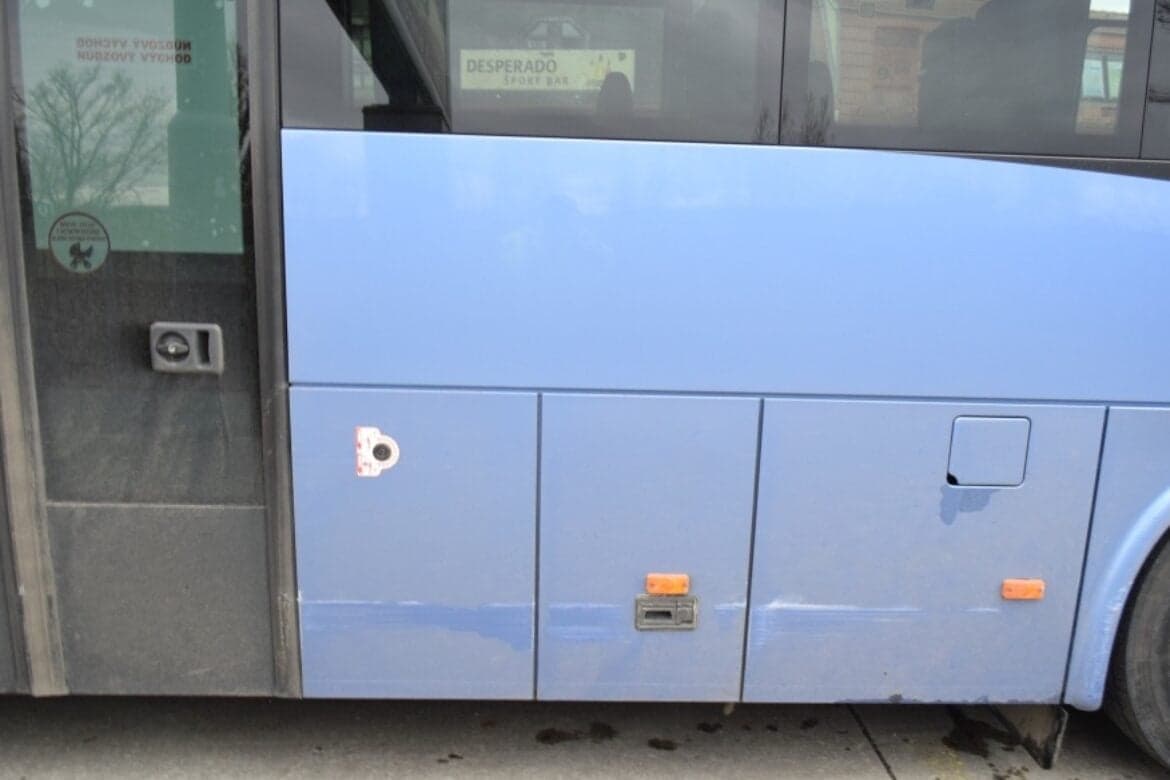 BORZALOM: Üzemanyagos hordókat szállító teherautóval ütközött a busz, többen halálra égtek