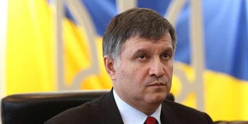 Lőfegyvereket ajándékozott politikusoknak az ukrán belügyminiszter
