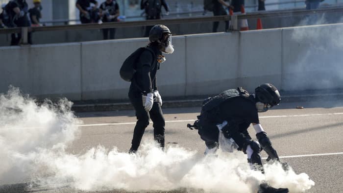 Gumilövedéket, vízágyút és könnygázt is bevetett a rendőrség a tiltakozók ellen