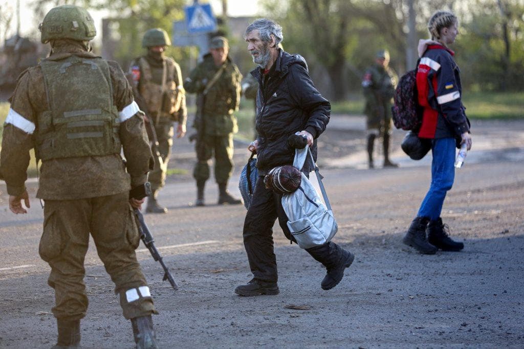 Zelenszkij szerint 300 civilt menekítettek ki az Azovsztalból