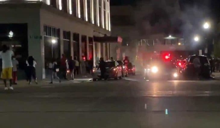Erőszakos tüntetések robbantak ki egy wisconsini városban, mert rendőrök meglőttek egy fekete férfit (VIDEÓK)