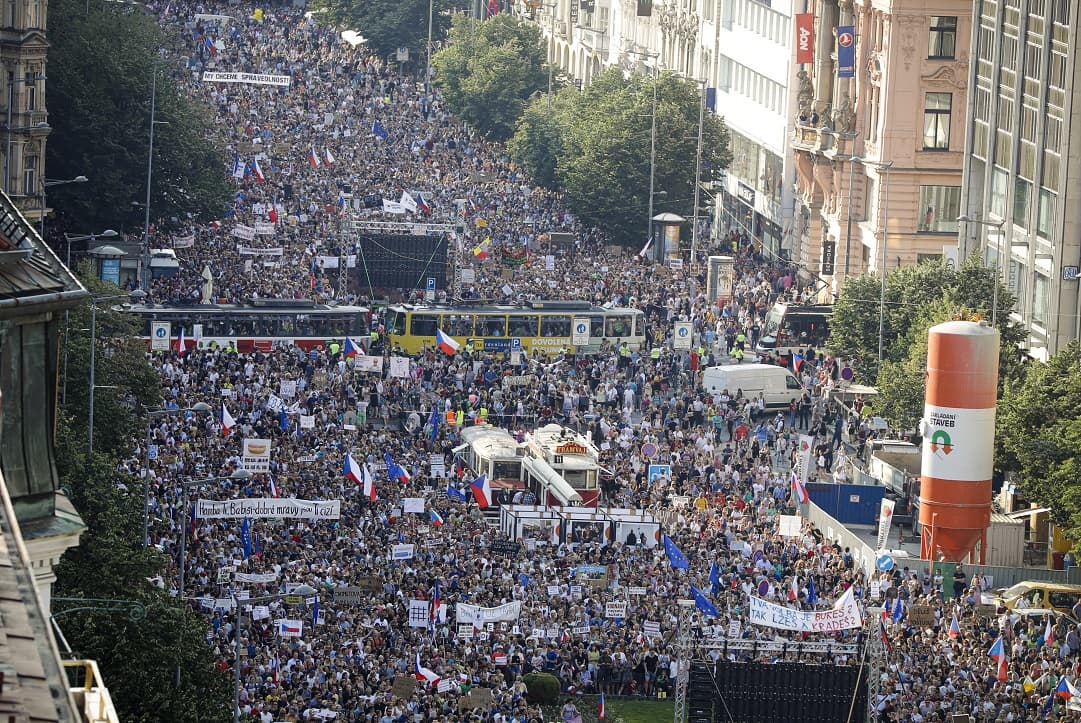 Több mint százezren követelték egy szlovák származású politikus lemondását